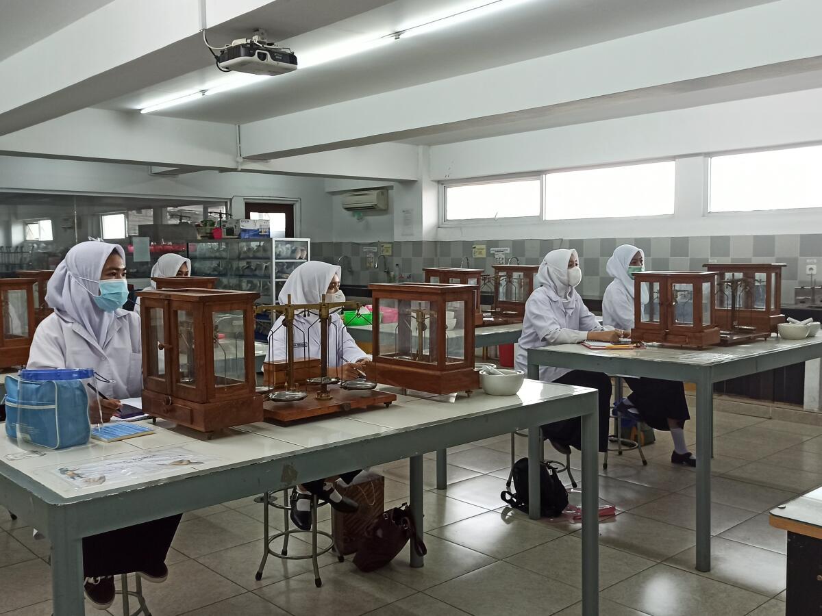 LABORATORIUM FARMASI
