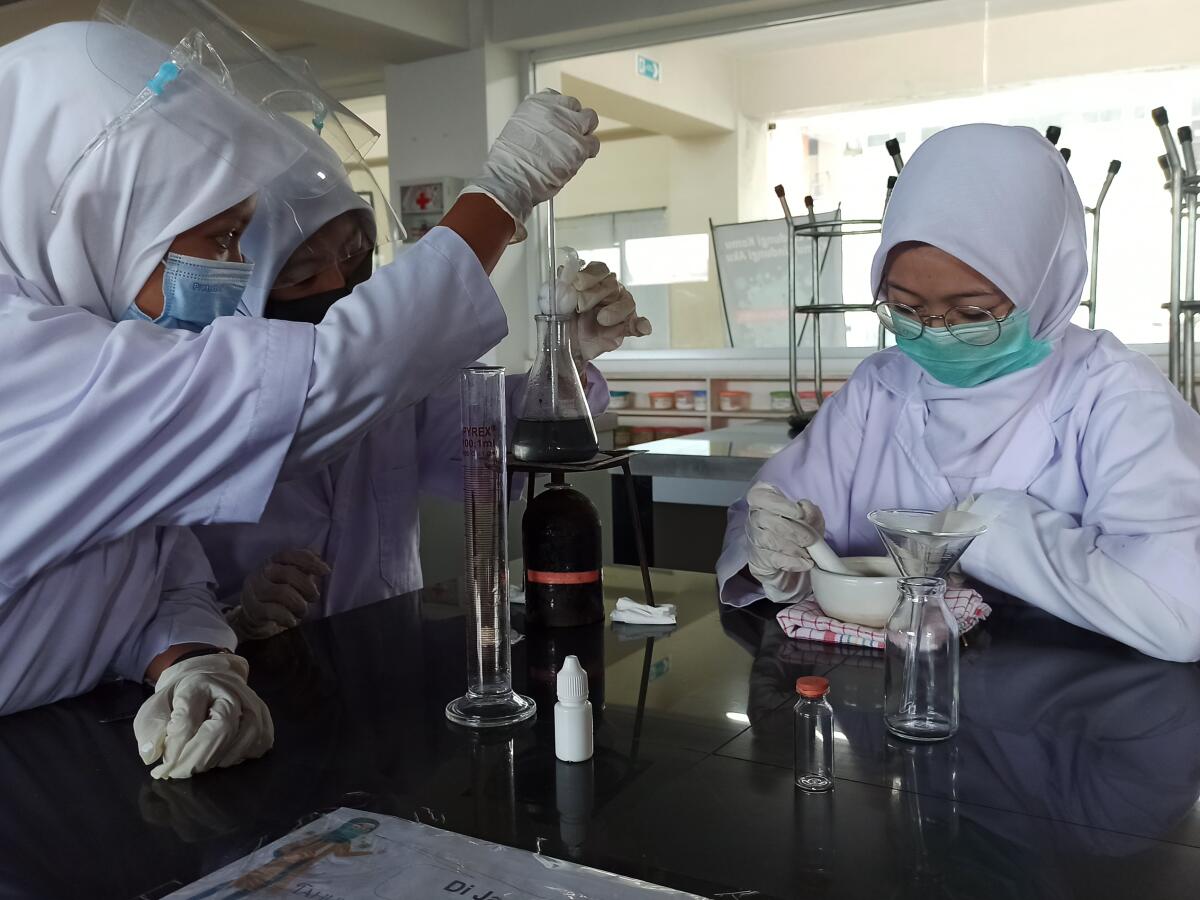 LABORATORIUM FARMASI
